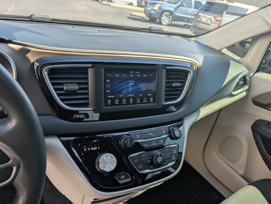 Used 2018 Chrysler Pacifica Touring FWD image 15