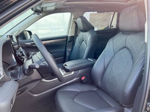 New 2026 Toyota Highlander Platinum image 19