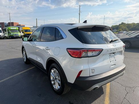 Used 2020 Ford Escape SE image 5