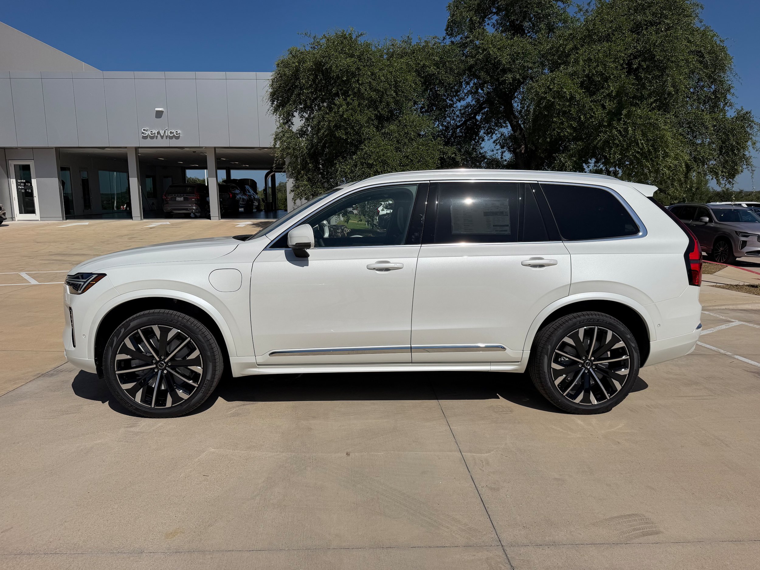 New 2026 Volvo XC90 T8 Plus w/ Protection Package Premier AWD/4WD image 3