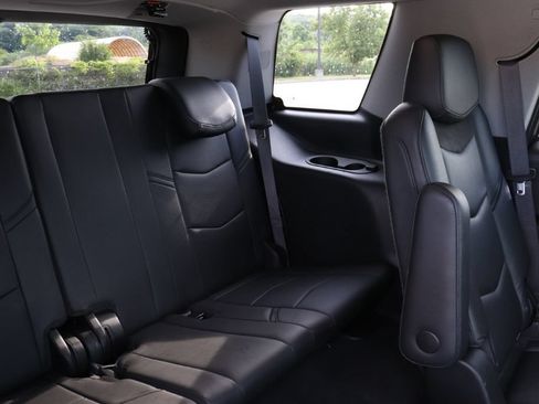Used 2017 Cadillac Escalade Luxury AWD/4WD image 18