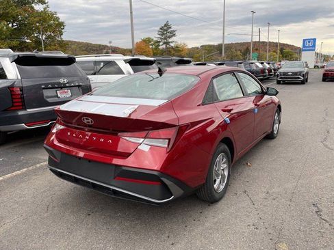 New 2025 Hyundai Elantra SE image 4