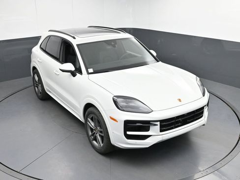 Used 2025 Porsche Cayenne Base image 32