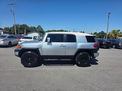 Used 2007 Toyota FJ Cruiser 2WD w/ Upgrade Pkg 1 image 2