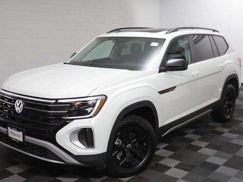 Used 2025 Volkswagen Atlas Peak Edition SE AWD/4WD image 2
