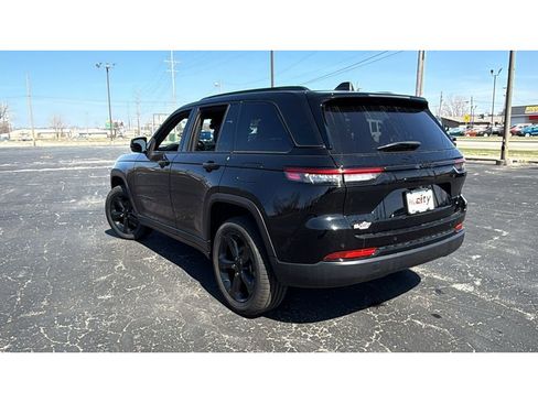 Used 2023 Jeep Grand Cherokee Altitude AWD/4WD image 5
