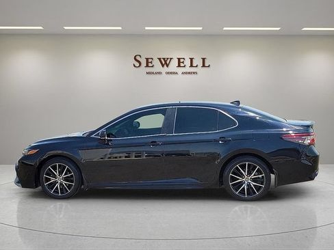 Used 2022 Toyota Camry SE w/ Convenience Package FWD image 2