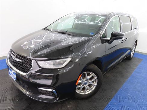 Used 2023 Chrysler Pacifica Touring-L FWD image 4
