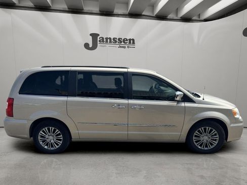 Used 2014 Chrysler Town & Country Touring-L w/ Driver Convenience Group FWD image 5