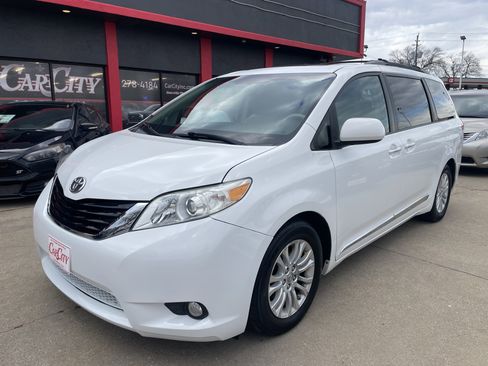 Used 2011 Toyota Sienna Limited image 1