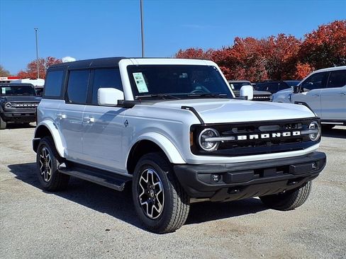 New 2025 Ford Bronco Outer Banks image 3