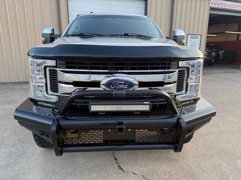 Used 2017 Ford F250 XLT w/ XLT Premium Package image 4