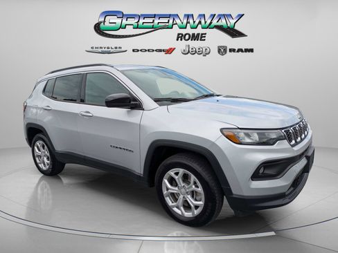 Used 2024 Jeep Compass Latitude AWD/4WD image 2