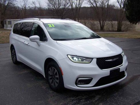 Used 2021 Chrysler Pacifica Touring-L FWD image 2