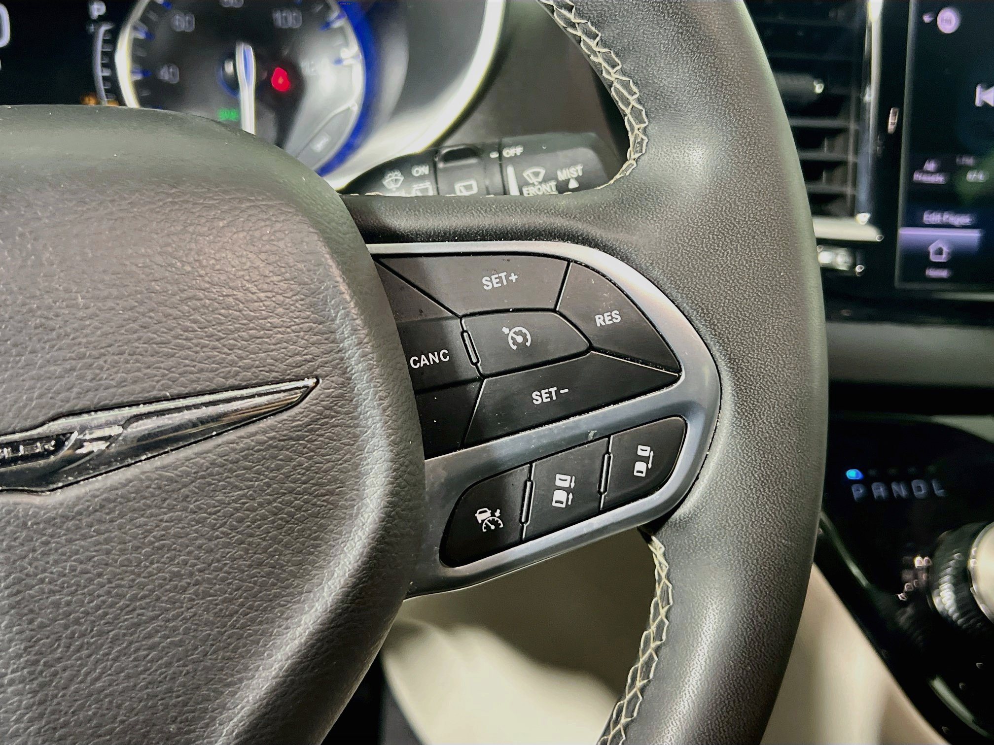 Used 2023 Chrysler Pacifica Touring-L FWD image 19