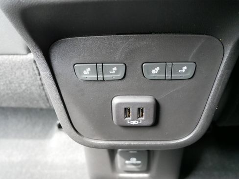 Used 2023 Chevrolet Equinox Premier image 12