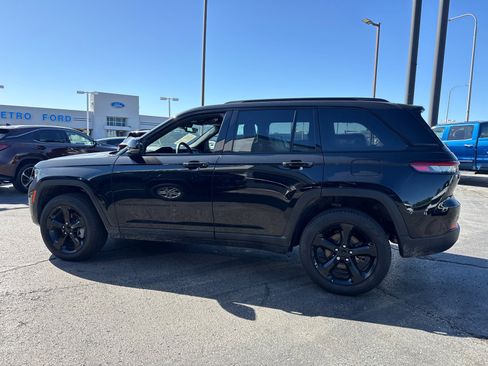 Used 2025 Jeep Grand Cherokee Limited w/ Black Appearance Package AWD/4WD image 3