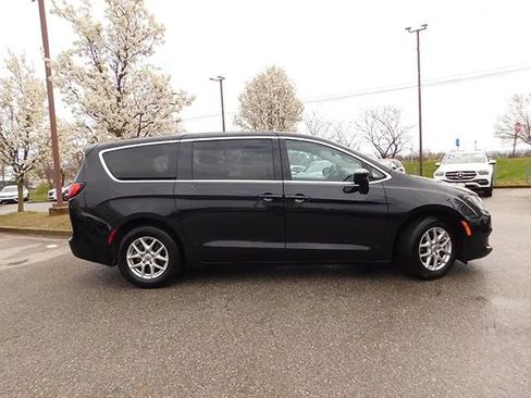 Used 2023 Chrysler Voyager LX FWD image 4