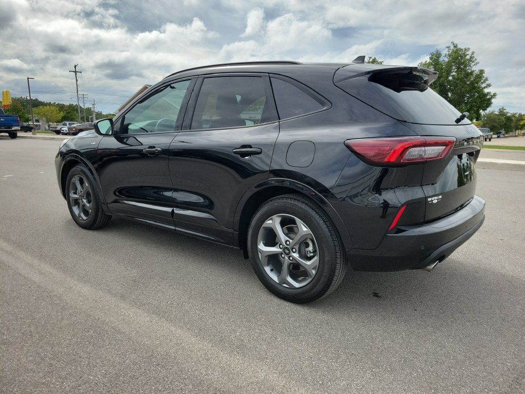 Used 2023 Ford Escape ST-Line w/ Tech Pack #1 FWD image 3