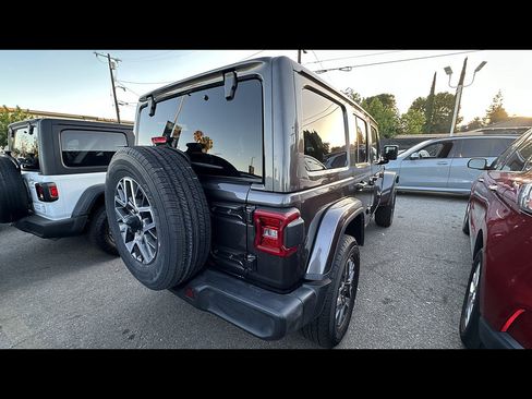 Used 2025 Jeep Wrangler Unlimited Sahara AWD/4WD image 4
