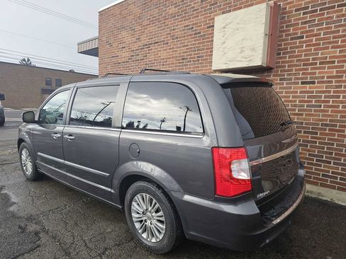 Used 2015 Chrysler Town & Country Touring-L w/ Driver Convenience Group image 5
