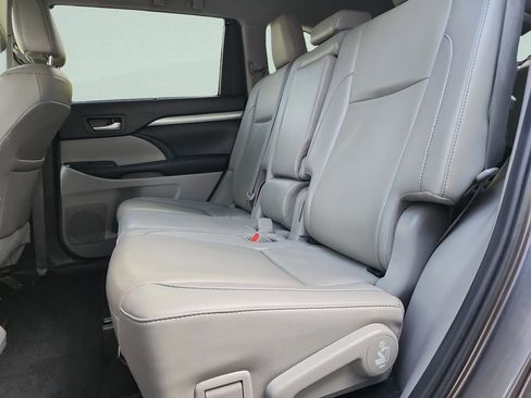 Used 2019 Toyota Highlander XLE AWD/4WD image 20