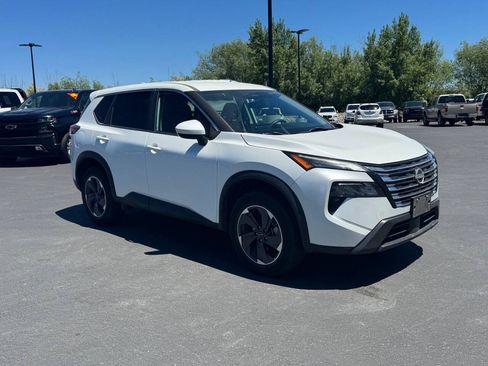 Used 2024 Nissan Rogue SV FWD image 9