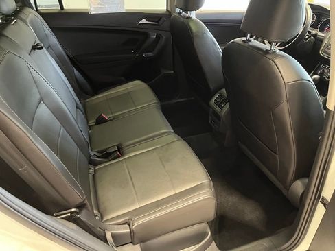Used 2018 Volkswagen Tiguan SEL AWD/4WD image 30