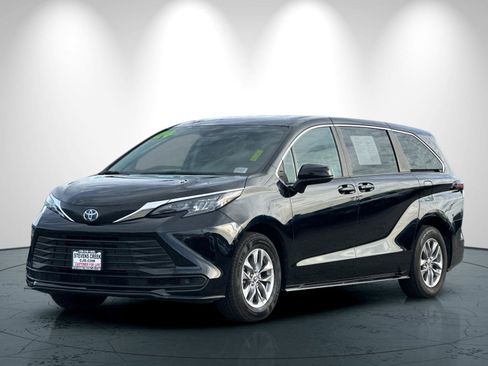 Used 2024 Toyota Sienna LE image 8