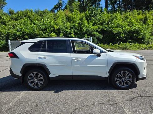 Used 2022 Toyota RAV4 XLE Premium AWD/4WD image 9
