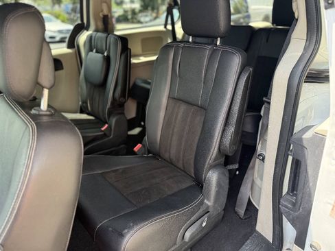 Used 2019 Dodge Grand Caravan SXT FWD image 10