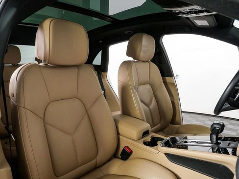Certified 2022 Porsche Macan S AWD/4WD image 24