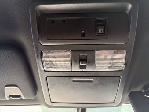 Used 2018 Nissan Titan SV w/ SV Convenience Package image 24