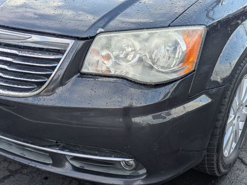 Used 2014 Chrysler Town & Country Touring image 12