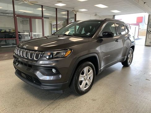 Used 2022 Jeep Compass Latitude w/ Convenience Group FWD image 3