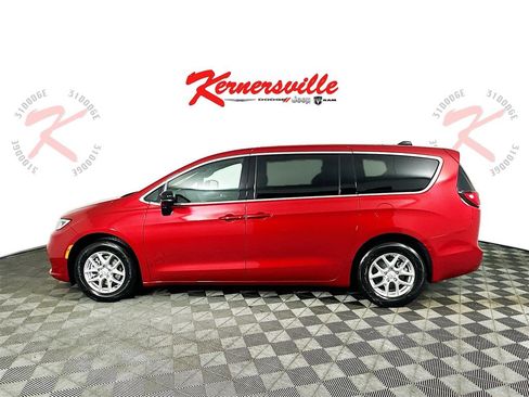 New 2026 Chrysler Pacifica Select image 4