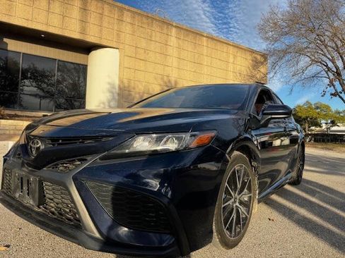 Used 2021 Toyota Camry SE FWD image 2