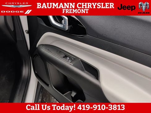 Used 2023 Jeep Compass Limited AWD/4WD image 11