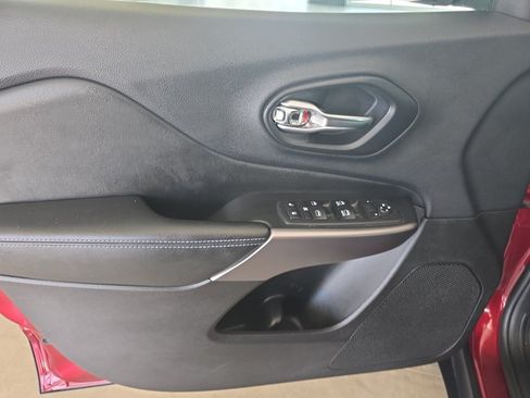 Used 2019 Jeep Cherokee Latitude Plus w/ Comfort/Convenience Group AWD/4WD image 15