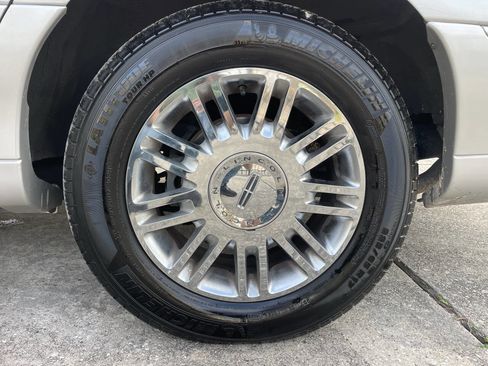 Used 2006 Lincoln Town Car Signature Limited image 30