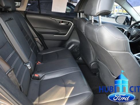 Used 2019 Toyota RAV4 XLE Premium FWD image 14