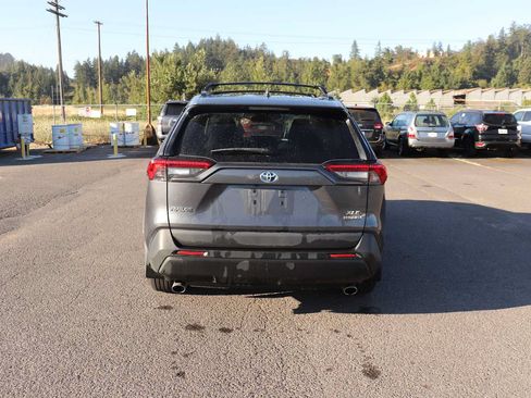 Used 2020 Toyota RAV4 XLE AWD/4WD image 6