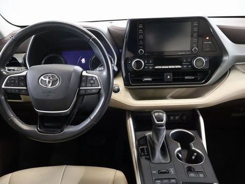 Used 2021 Toyota Highlander XLE AWD/4WD image 16