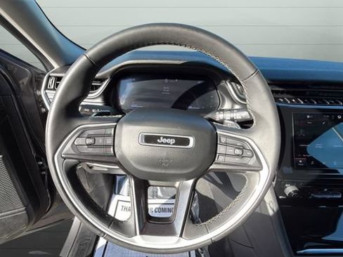 Used 2023 Jeep Grand Cherokee Laredo AWD/4WD image 13