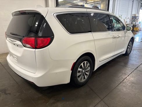 Used 2020 Chrysler Pacifica Touring-L FWD image 4