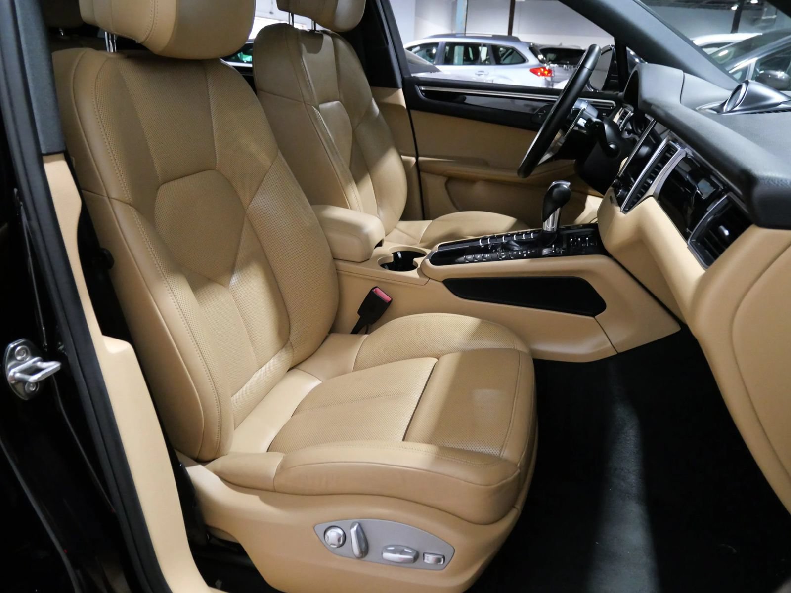 Used 2018 Porsche Macan w/ Premium Package Plus AWD/4WD image 14