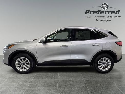 Used 2020 Ford Escape SE image 9