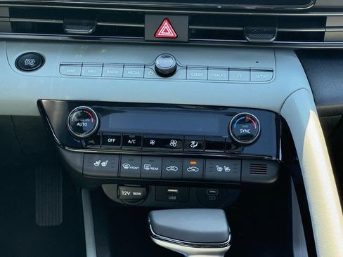 Used 2025 Hyundai Elantra Limited FWD image 10