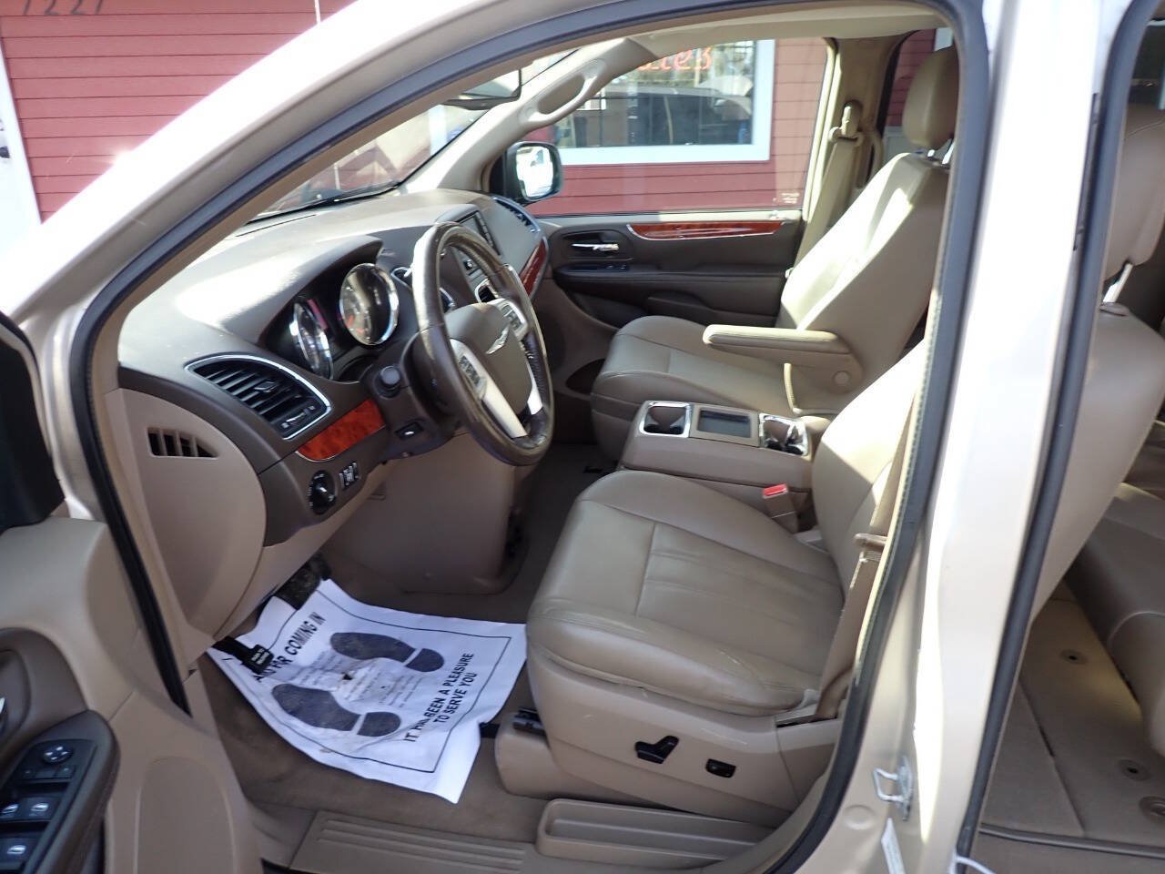 Used 2014 Chrysler Town & Country Touring-L w/ Driver Convenience Group FWD image 7