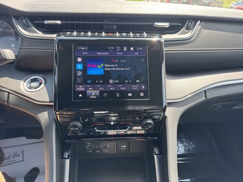 Used 2025 Jeep Grand Cherokee Altitude AWD/4WD image 3
